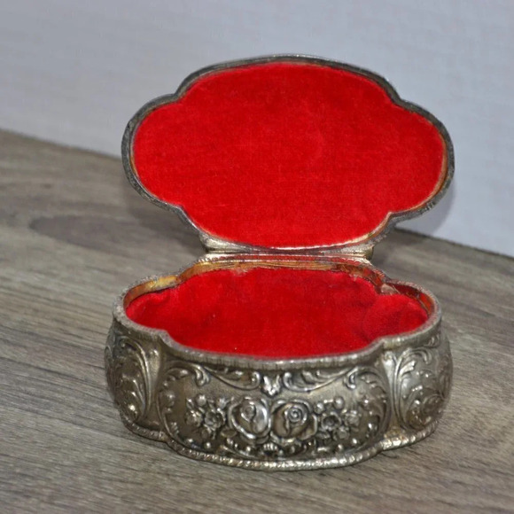 Vtg Silver Ring box with  Red felted interior - Picture 2 of 7